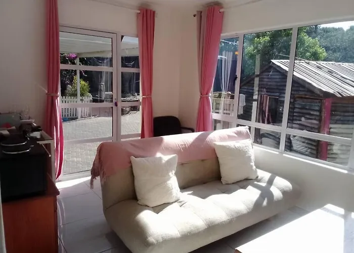Bright And Sunny Studio Cottage