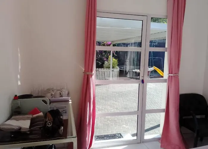 Bright And Sunny Studio Cottage
